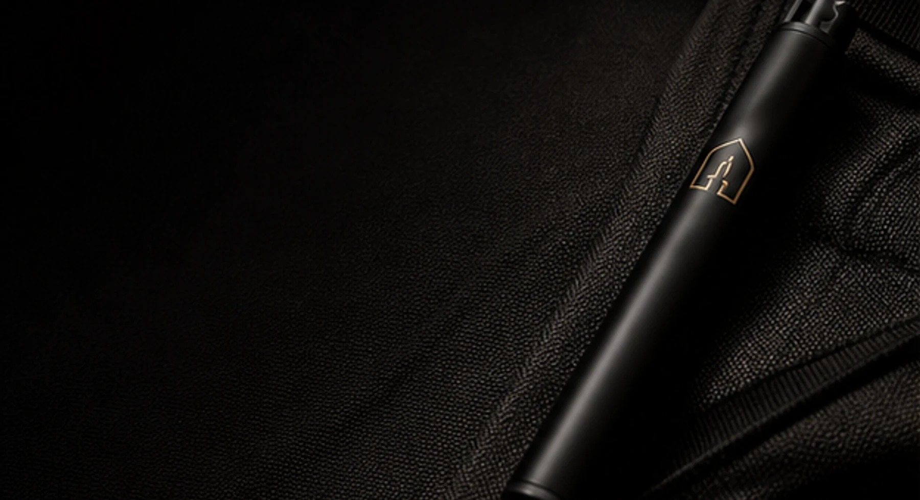 Porte-miswak noir MiswakSunna sur textile sombre